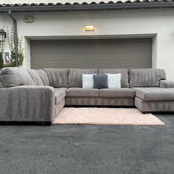 Huge Light Grey Sectional Couch Sofa From Living Spaces In Excellent Condition- FREE DELIVERY 🚛