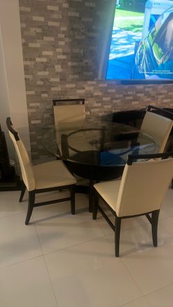 Off White/ Beige Comedor como Nuevo con 4 Sillas