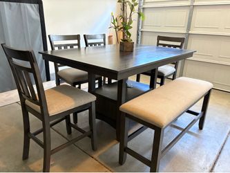 BEAUTIFUL FARMHOUSE DINING TABLE!
