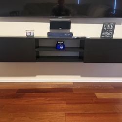 Floating media center