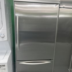 36” in wide 82 height kitchen aid use like new perfect working 