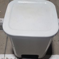 Trash Can With Removable Inner Bucket