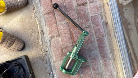 Single-stage reloading press