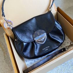Classic women's shoulder bag