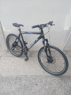 Men's 26" giant Yukon mountain bike with disc brakes