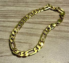 Shiny gold-tone Figaro chain bracelet 