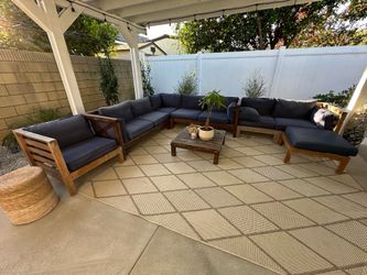 Wood patio furniture with cushions (2 sets in one) / 2 pares de sillones por el precio de uno