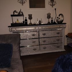 Dressers And Bed Frame 