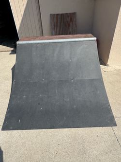 Skateboard quarter pipe