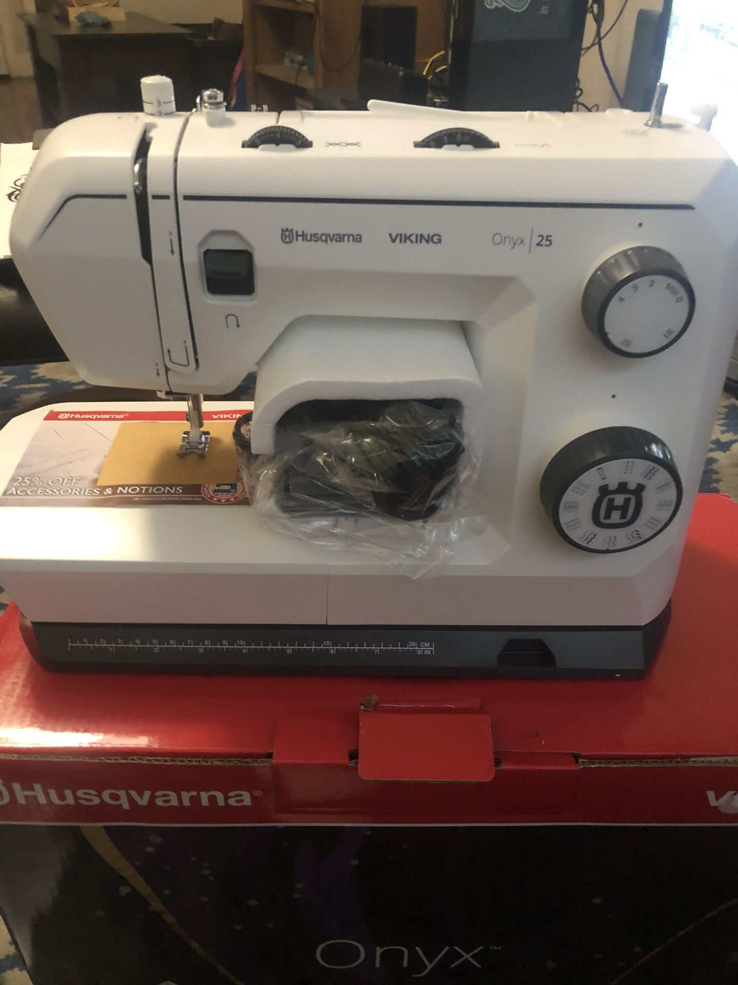 Husqvarna Onyx 25 Sewing machine 