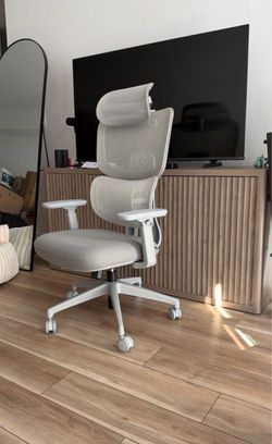LIGHT GREY OFFICE CHAIR (RETAIL OVER $500)!