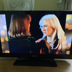 Sony 32” TV + Wall Mount 