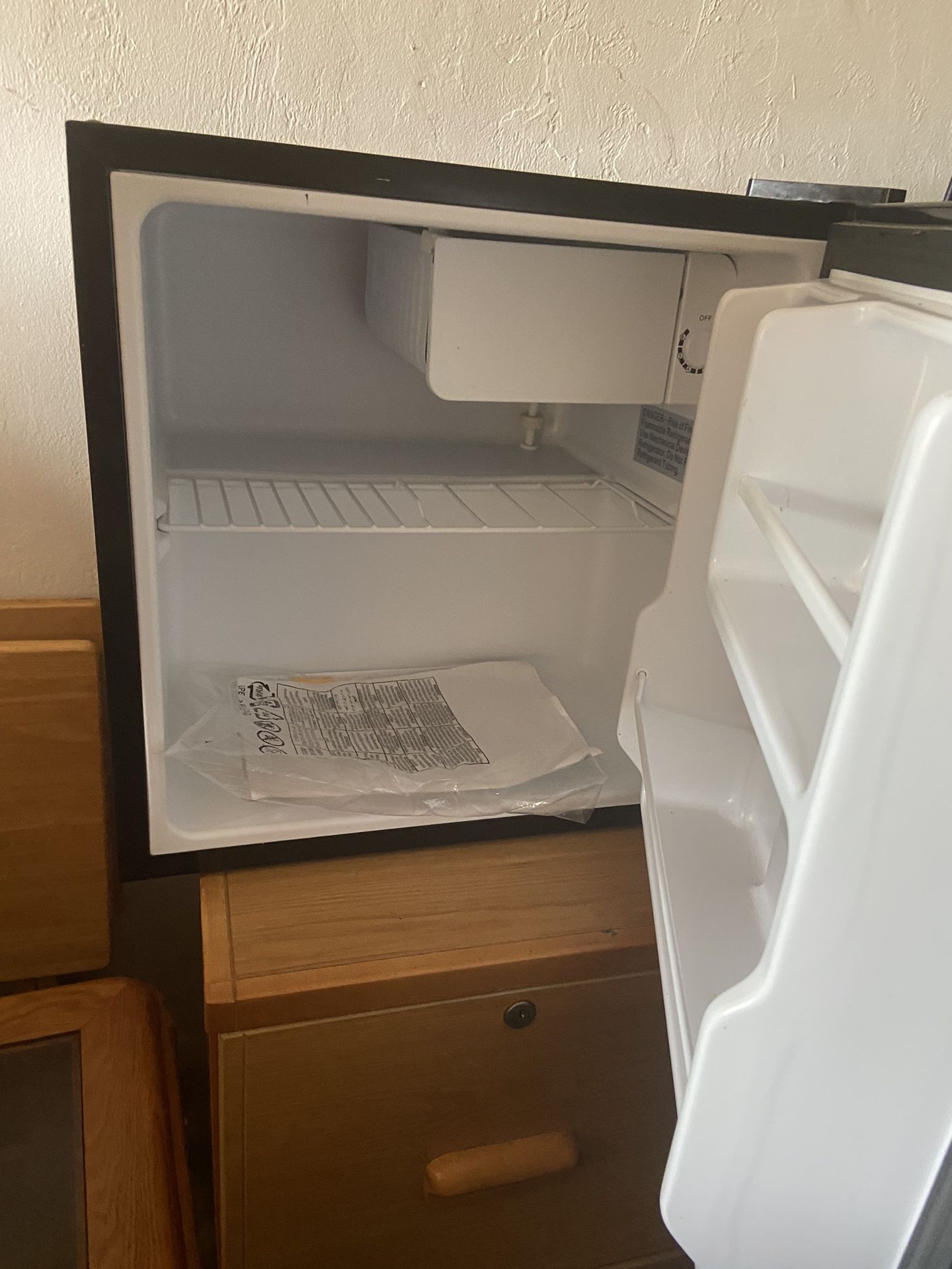 Media Mini fridge W/freezer
