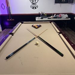 Beringer 8ft Pool Table with 6 Cue Sticks And Holder 