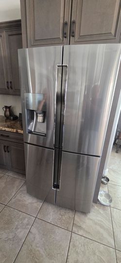 Samsung refrigerator broken for parts.