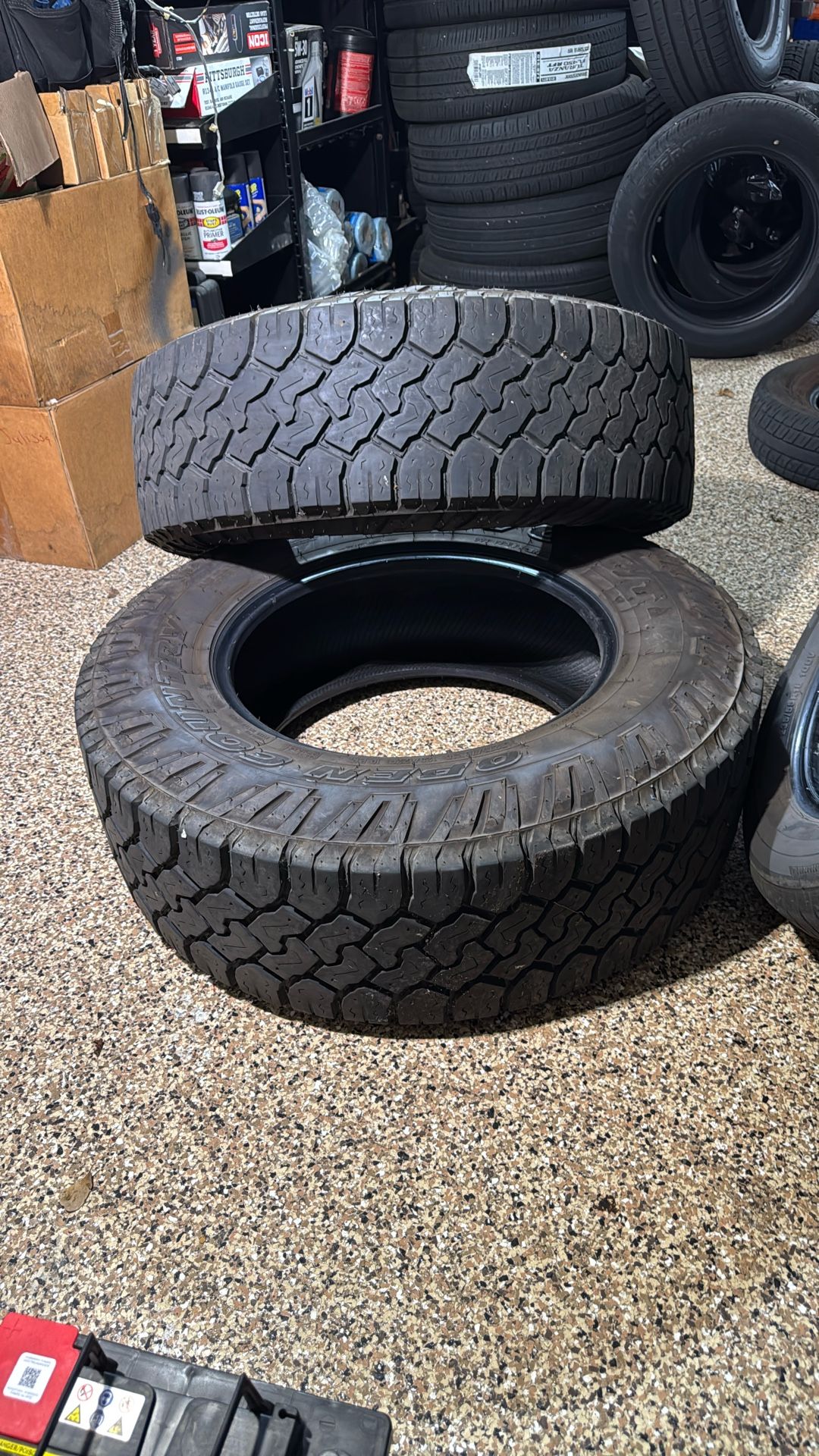 2 Toyo Open Country C/T 275/70 R18