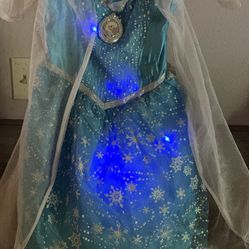 Vestido de Elsa talla cuatro para cuatro años prende la luz y es musical