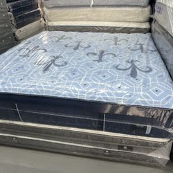 KING SIZE STEARNS & FOSTER ESTATE PILLOW TOP MATTRESS & BOX SPRINGS BED SET