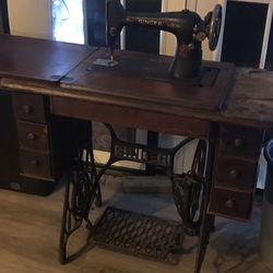 1920s Singer Sewing Machine And Table With Pedal 