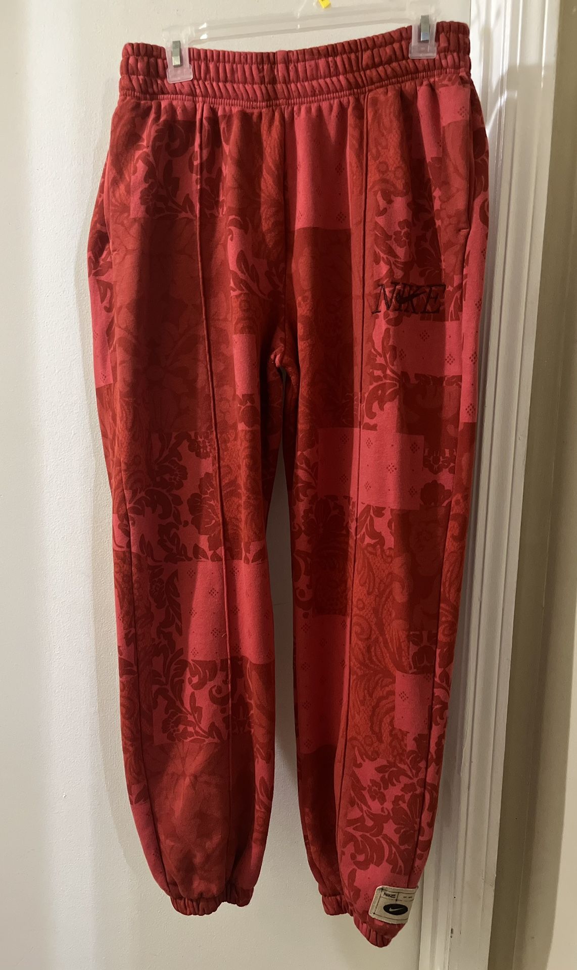 Woman’s NIKE Sweatpants (medium)