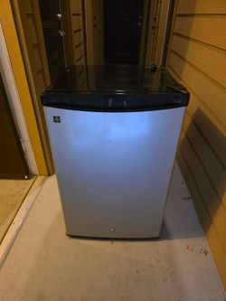 GE Mini Fridge – Great Condition!