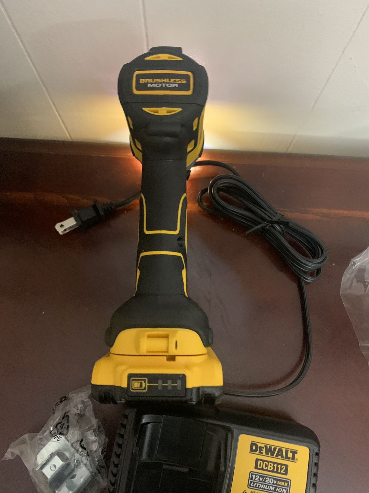 DEWALT 20v imapact xr 3-Speed brushles battery 2.0 and charger new
