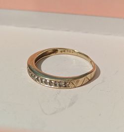 14 Kt Gold Ring Band with Diamonds Size 6.5/7, weighs 1.75 g