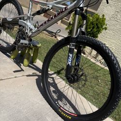 Cannondale Prophet 3, M Frame, Hydraulic Breaks, 27 Speed Beautiful