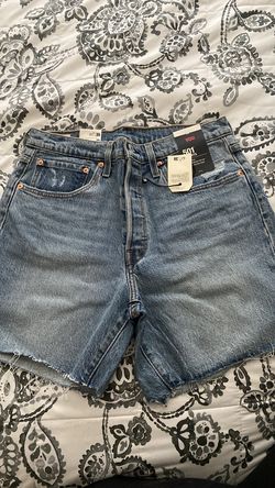 Brand New mid thigh Levi’s shorts