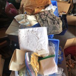 Miscellaneous vintage Tablecloths,Napkins, table runners