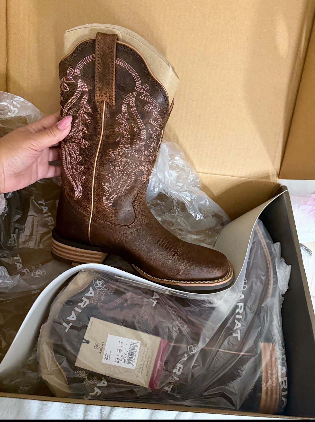 Women’s 5.5 ARIAT BOOTS brand new in box