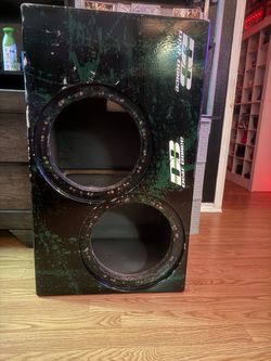 2 12” subwoofer box good condition