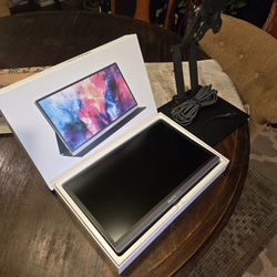 PORTABLE 4K MONITOR WITH ADDITIONAL ACCESSORIES