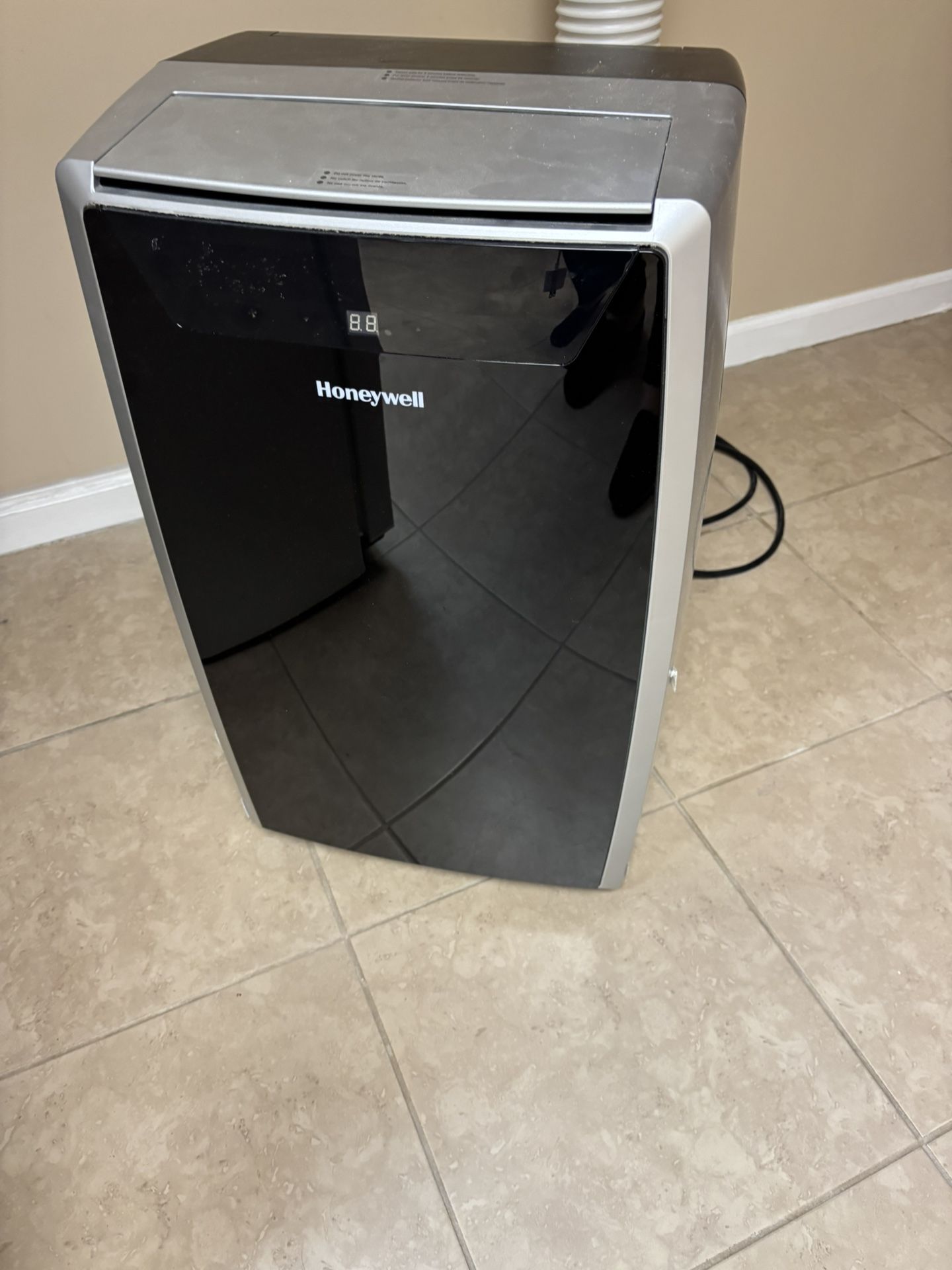 Honeywell Portable air Conditioner A/C W/ Remote Must go