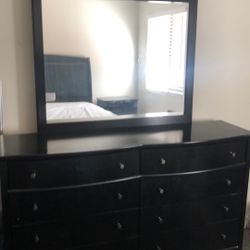 Matching  4 Piece Bedroom Set