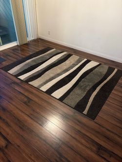Mint condition area rug 87” x 63”