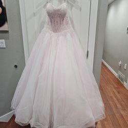 Quinceanera Dress size 8. New worn for 1hour for pictures 