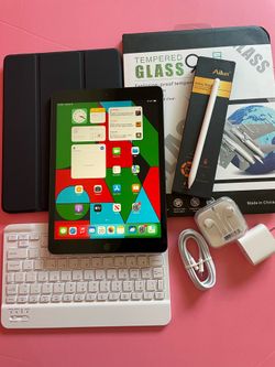 Apple IPad 8th Generation (10.2” Retina /Latest iOS 26/ 2020 model) 32GB with stylus pen, keyboard & Accessories