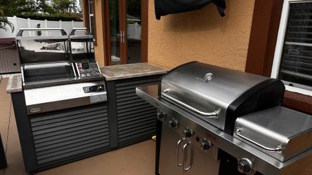 Outdoor Kitchen and Grills