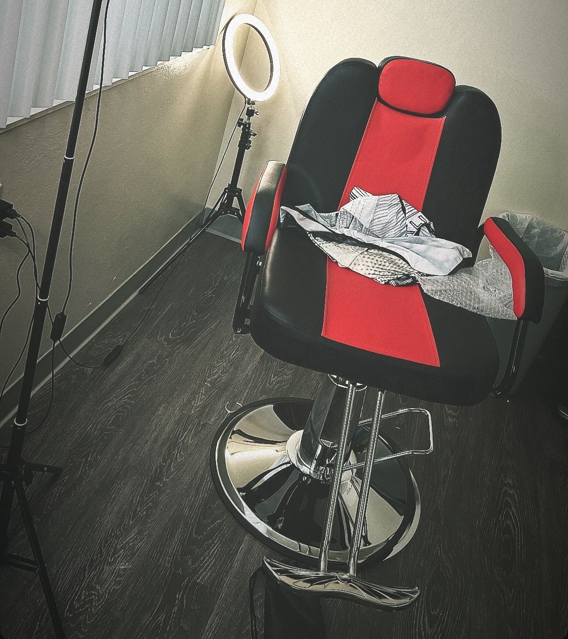 Barber/Salon Chair (Red & Black)