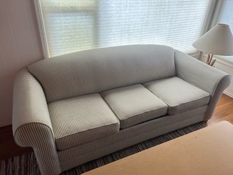 Retro clean pull out bed couch