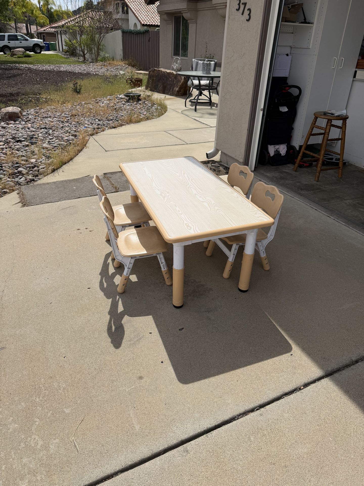 Kid table and chairs