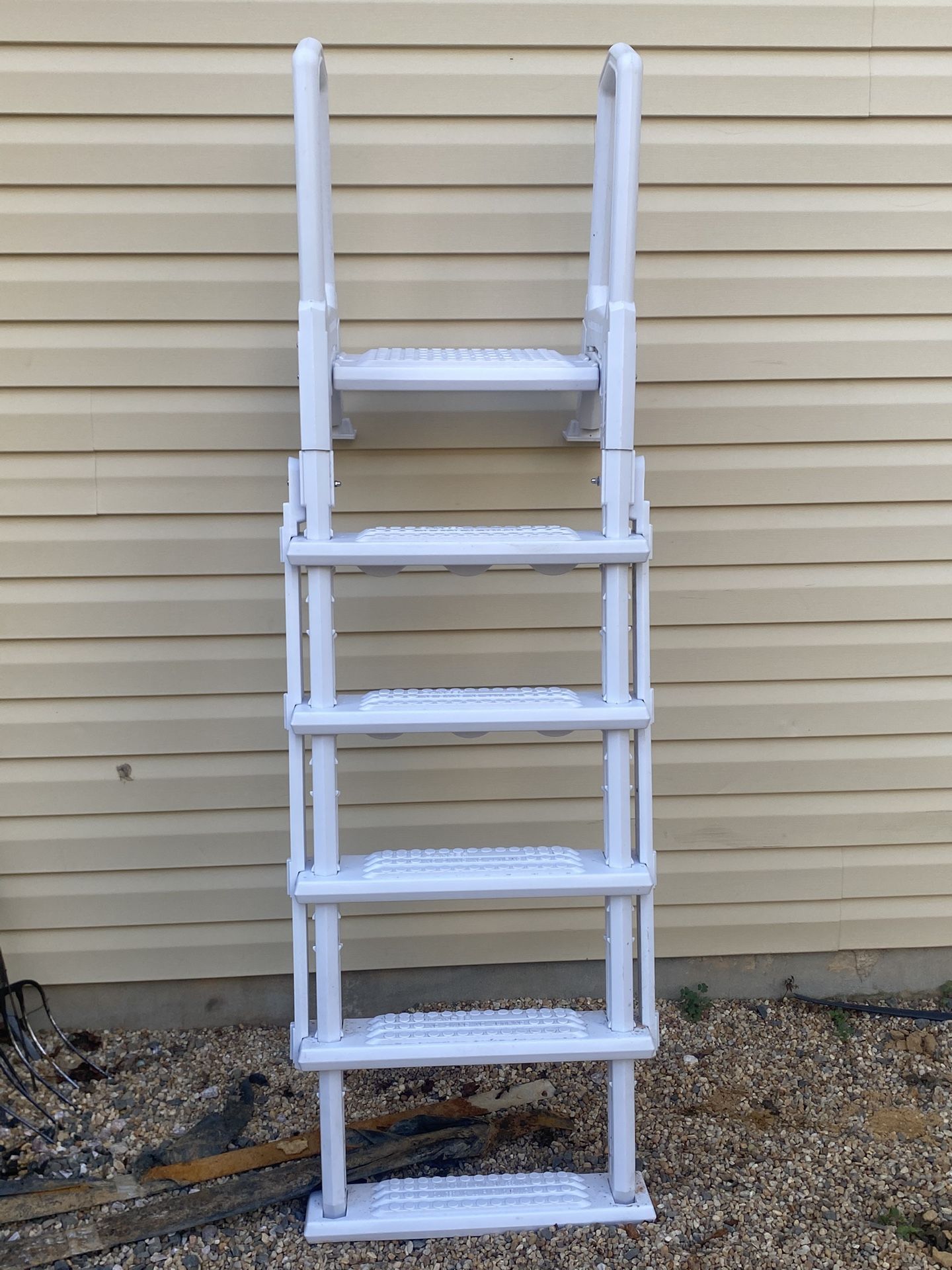 Swimming pool ladder