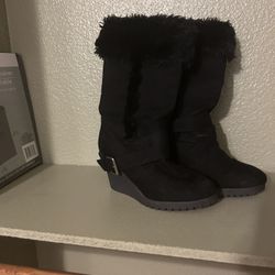 American Eagle Women's black Fur Boots Size 6