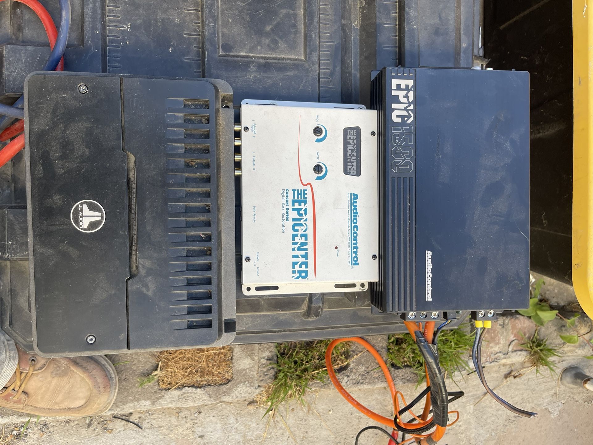 Amplifiers For Subwoofer Audio Control 1500 Watts Mono Class d 200$ Amplifier For Door speakers JLAUDIO RD400/4 Class D 300OBO$epicenterAC150OBO$