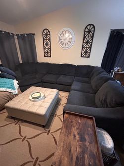 Sectional couch in amazing condition