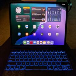 M4 iPad Pro 13in W/ Keyboard And Pen