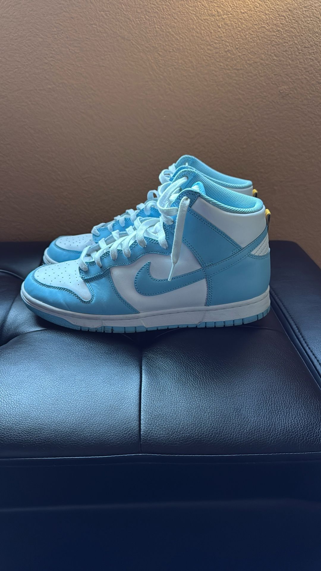 Air Jordan 1 (University Blue)