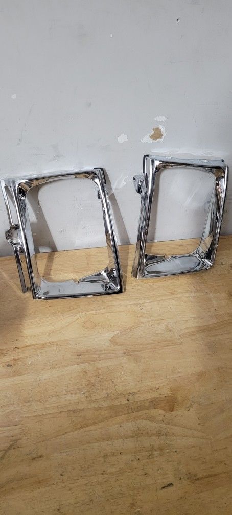 1989---1991 Toyota Pickup Headlight Door /Headlight Trim Kit 