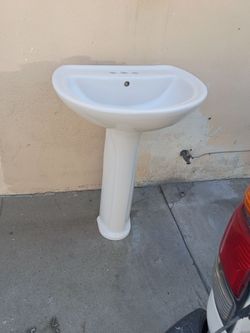 Bathroom pedestal sink